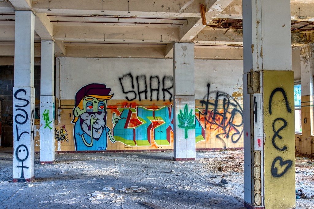 HDR urbex brandweerauto brandweerwagen fire truck camion de pompiers graffiti Sanatorium Dolhain basil decay verlaten kunst art